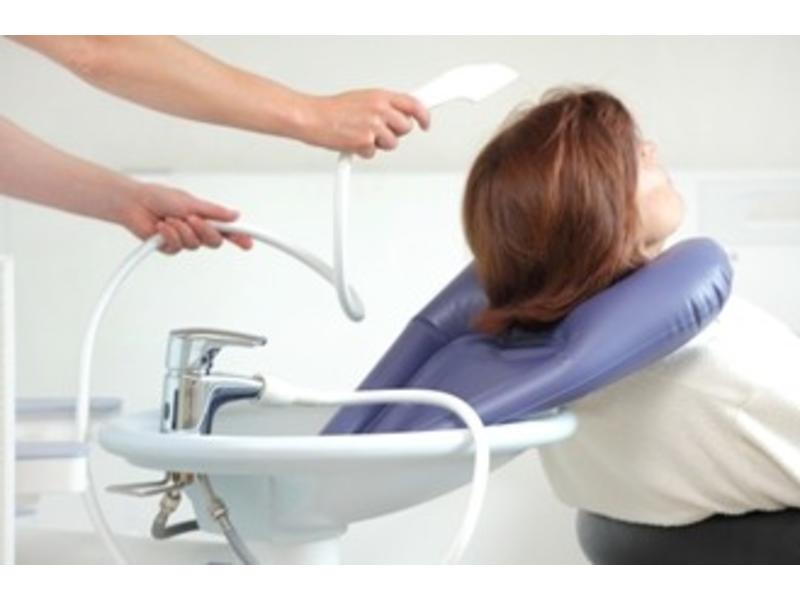 Inflatable hair wash basin for use at the sink Adhome