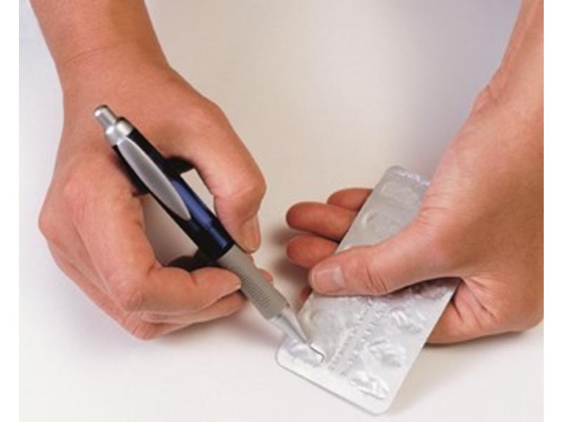 Lint remover in the form of a pen