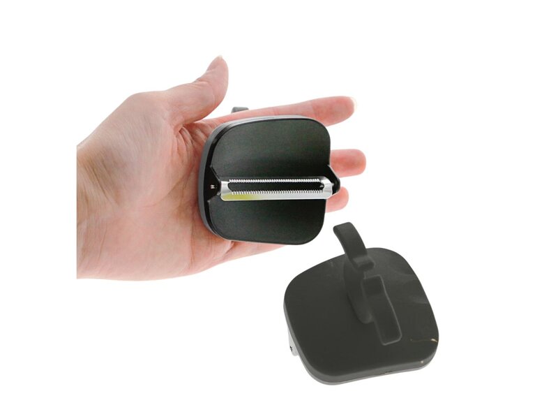 Ergonomic peeler with finger grip