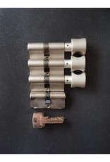 SET s2skg**s 3 gelijksluitende knopcilinders + 1 normale cilinder  60 mm 30 -30 met 6 zaagsleutels