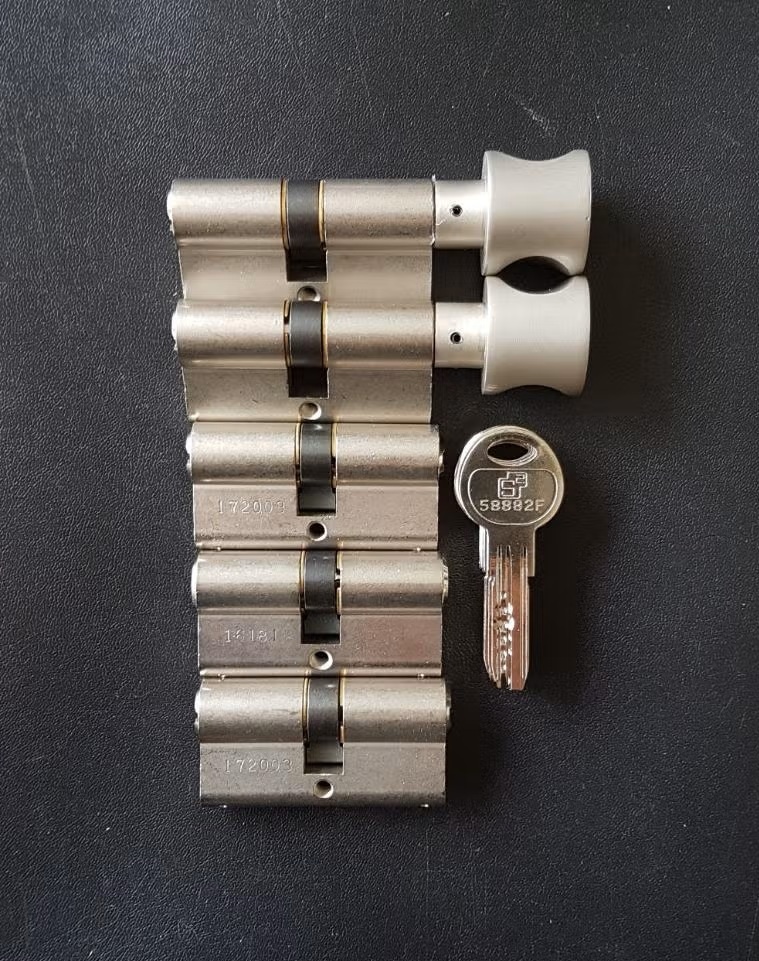 S2skg**S  Veiligwonenset 60 mm 30-30 2 Knopcilinders en 3 normale cilinders 6 genummerd sleutels