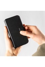 Accezz iPhone 17/Pro/Pro Max/Air Leather Bookcase 2-in-1 met MagSafe -  Cognac