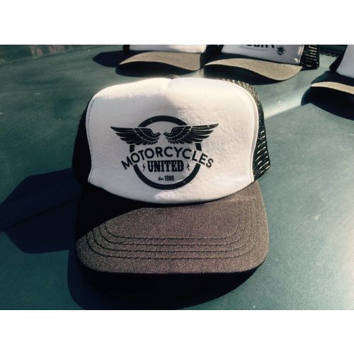 MCU Casquettes noires et blanches