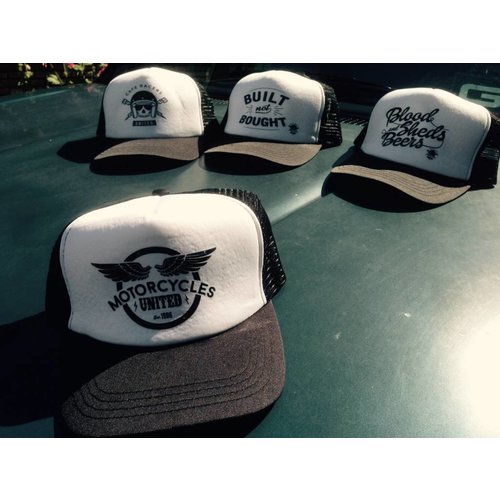 MCU Casquettes noires et blanches