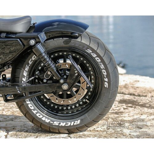 Rick's Motorcycles Kit Support de Plaque Court à Montage Latéral en Gloss Black pour Plaques Allemandes 18x20 cm