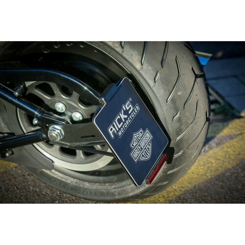 Rick's Motorcycles Support de Plaque Latéral Noir - Acier Inoxydable Revêtu Par Poudre Avec Éclairage LED Pour Plaques Suisses 18x14 cm