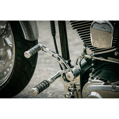 Rick's Motorcycles Forward Control Kit, O-Ring Fußrasten, Standardposition, Poliertes Billet-Aluminium