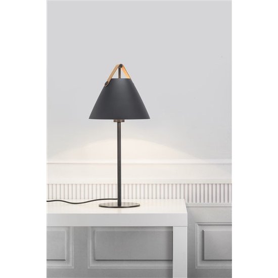 Nordlux Lampe de table Strap noire, métal avec lanière en cuir, culot E27 (ampoule non incluse), 55 cm de haut, abat-jour Ø25 cm