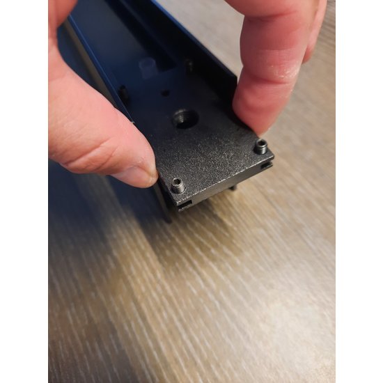 Connector with monophase power supply for painted rail profile