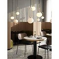 Lámpara colgante diseño danés, ópalo blanco con detalles de latón, casquillo E27 máx. 15W, altura 51,5 cm, cable 300 cm