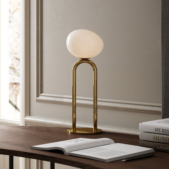 Lampe à poser Deens Design avec abat-jour en opale blanche et pied en laiton, culot E27, IP20, hauteur 47 cm