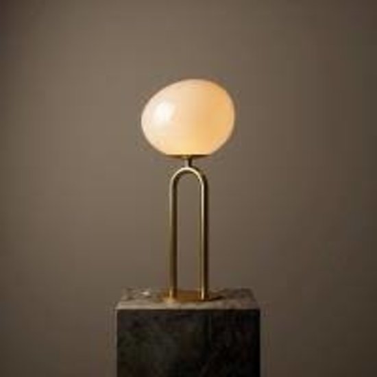 Deens Design tafellamp met kap in wit opaalglas en voet in messing, E27-fitting, IP20, hoogte 47 cm, kabellengte 250 cm
