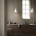 Hängelampe im dänischen Design, geometrisch geformt, weißes Metall mit Kunststoffdetails, E27-Fassung max. 40W