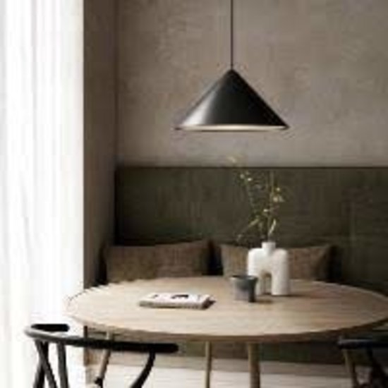 Pendelleuchte im dänischen Design, geometrische Form, schwarz aus Metall mit Kunststoffdetails, E27-Fassung, max. 50W, ø49 cm