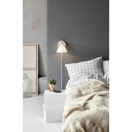 Applique en verre blanc opale avec détail en cuir, douille G9 max 28W, dimmable avec ampoule compatible, IP20, hauteur 17 cm