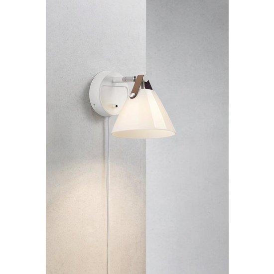 Wandlamp in opaalwit glas met leren detail, G9-fitting max. 28W, dimbaar met compatibele lamp, IP20, hoogte 17 cm