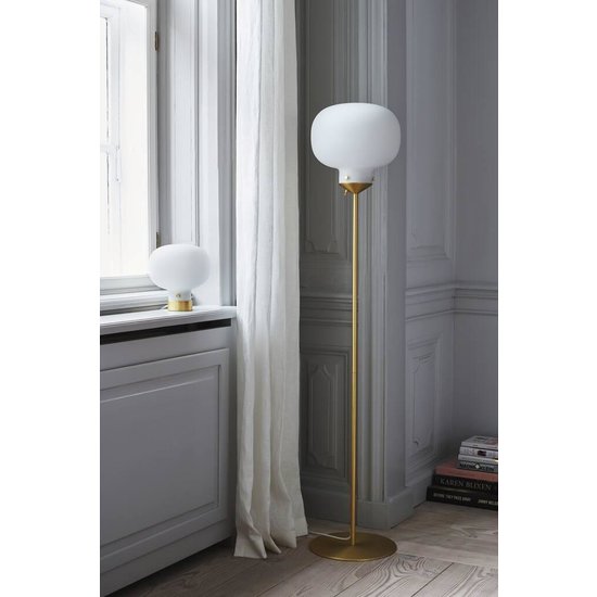 Lampadaire blanc opale élégant et décoratif