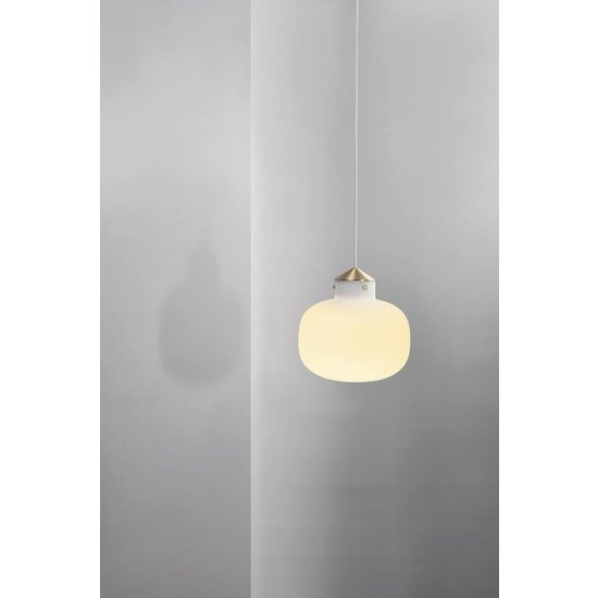 Mooie ovale hanger, weerspiegelt een modern en tijdloos design wit 30cm Ø