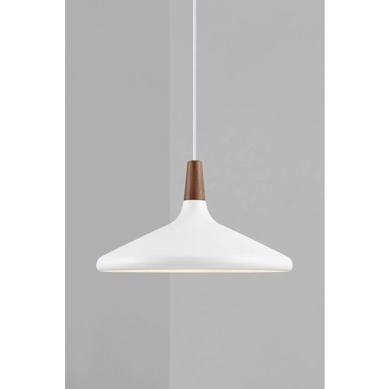 Hängelampe mit FSC-zertifizierter geölter Nussbaumplatte, Ø39 cm, weißer Metallrahmen, E27-Fassung, IP20