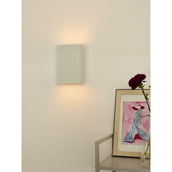 Stoer, modern wit ovaalachtig wandlamp E14