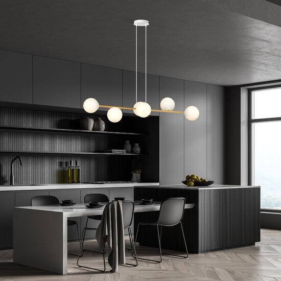 Hanglamp messing en wit met 6 mat witte glazen bollen