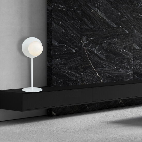 Volledig witte tafellamp met glazen witte bol 1x E14