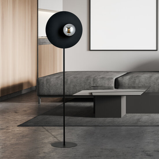 Zwarte vloerlamp afgewerkt met rookglas bol 14 cm E14