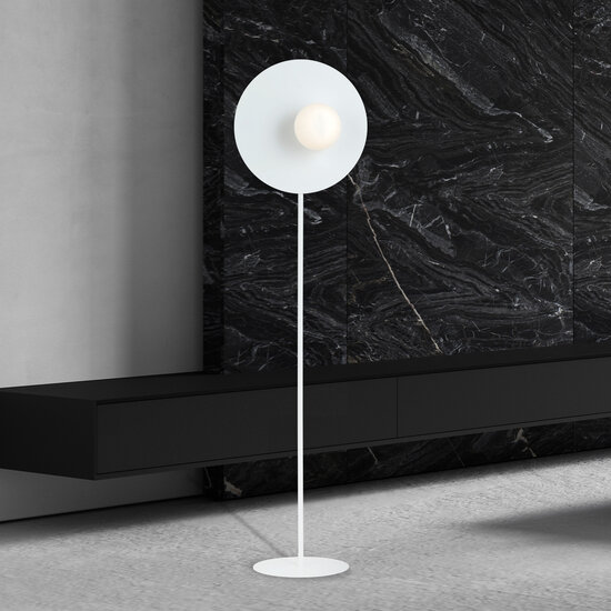 Lampe sur pied blanche finie avec boule en verre laiteux de 14 cm E14