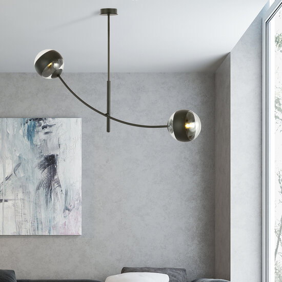 Hangende lamp zwart met 2 gebogen armen en gestreepte bollen E14