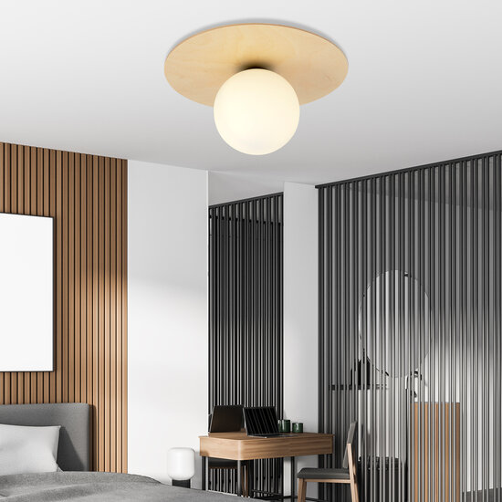 Plafonnier scandinave rond Slagelse en laiton doré avec boule en verre opale E14