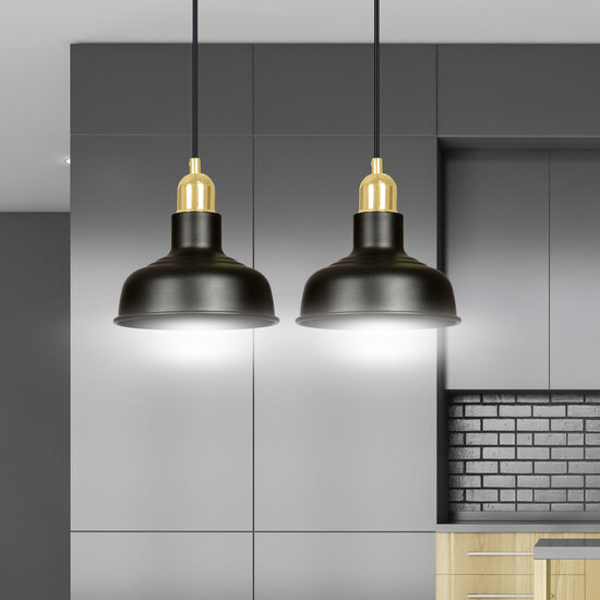 Egedal breite Doppel-Hängelampe schwarz mit goldenen kleinen gewölbten Schirmen 2x E27