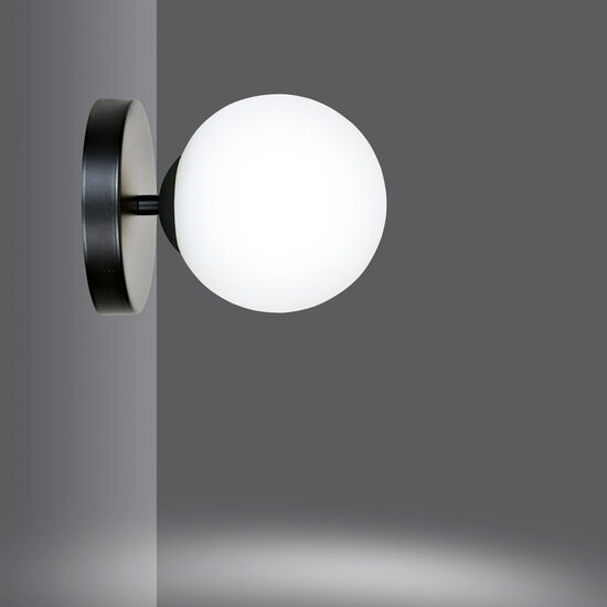 Applique noire Odder avec 1 ampoule en verre blanc E14