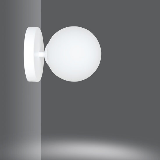 Odder witte wandlamp met 1 witte glazen bol E14