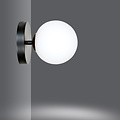 Struer zwart en gouden wandlamp met 1 witte glazen bol E14