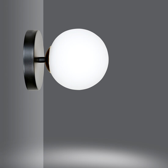 Emibig Emibig Schwarz-goldene Struer-Wandleuchte mit 1 weißen Glaskolben E14 - Perfekt für eine elegante Atmosphäre in Ihrem Wohnraum