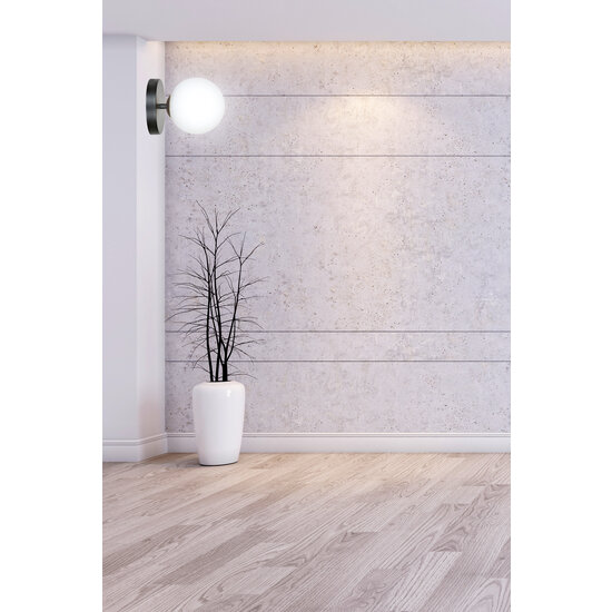 Struer zwart en gouden wandlamp met 1 witte glazen bol E14