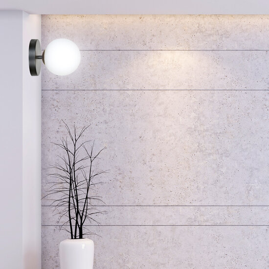 Struer zwart en gouden wandlamp met 1 witte glazen bol E14