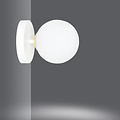 Struer wit en gouden wandlamp met 1 witte glazen bol E14