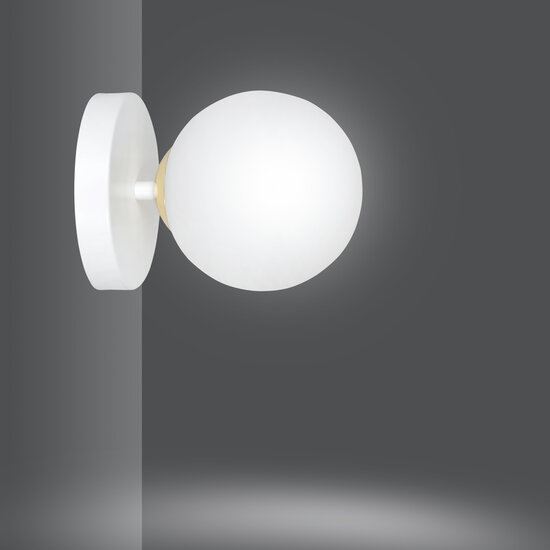 Struer wit en gouden wandlamp met 1 witte glazen bol E14