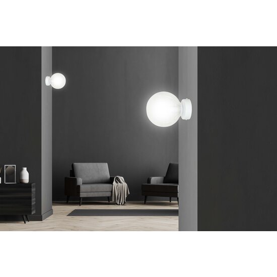 Stevns ball white wall lamp in transparent glass 1x E14