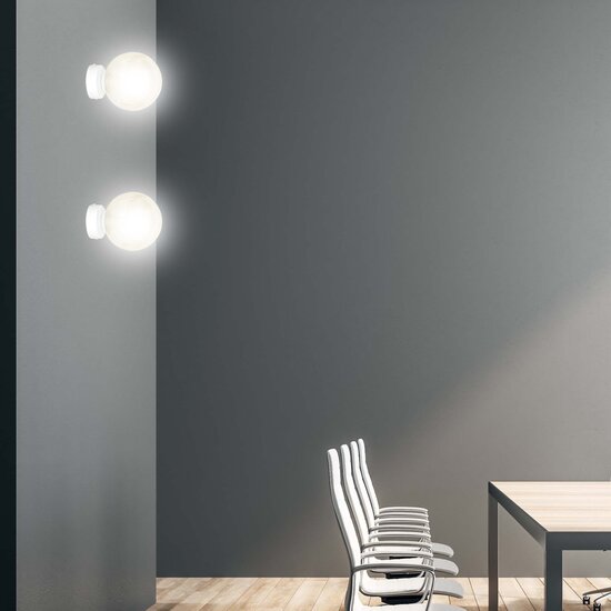 Stevns white wall lamp with sphere amber glass 1x E14