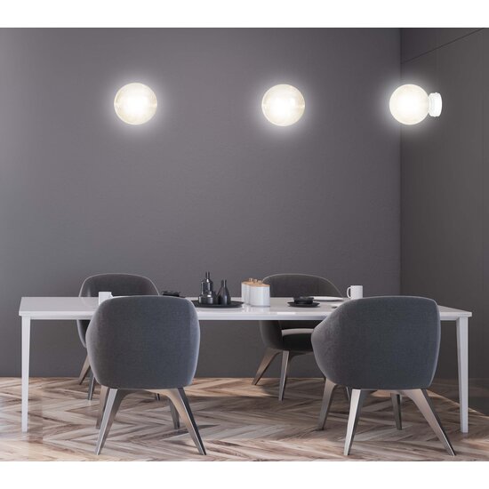 Emibig Emibig Stevns weiße Wandleuchte mit Kugel aus bernsteinfarbenem Glas 1x E14 - Ideal für eine warme Atmosphäre in Ihrem Zuhause