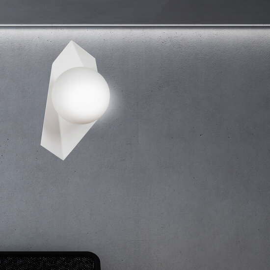 Assens witte wandlamp met wit glas bol E14