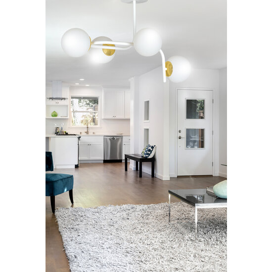 Espoo grand plafonnier blanc et doré avec bras courbés et 4x E14 dans une ampoule blanche