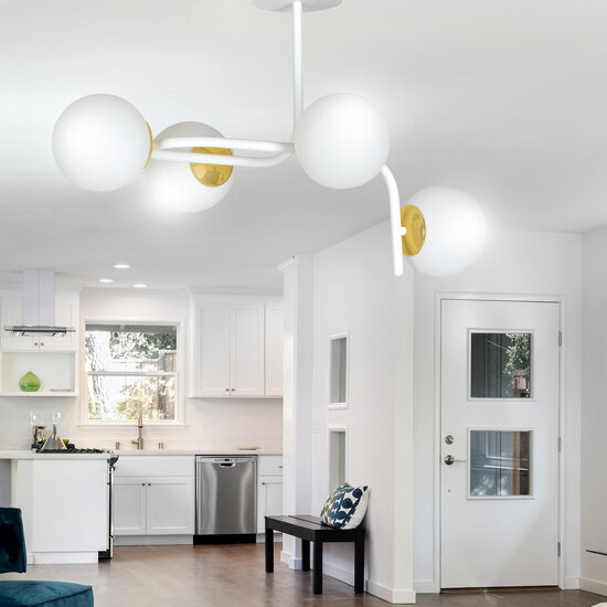 Espoo grand plafonnier blanc et doré avec bras courbés et 4x E14 dans une ampoule blanche
