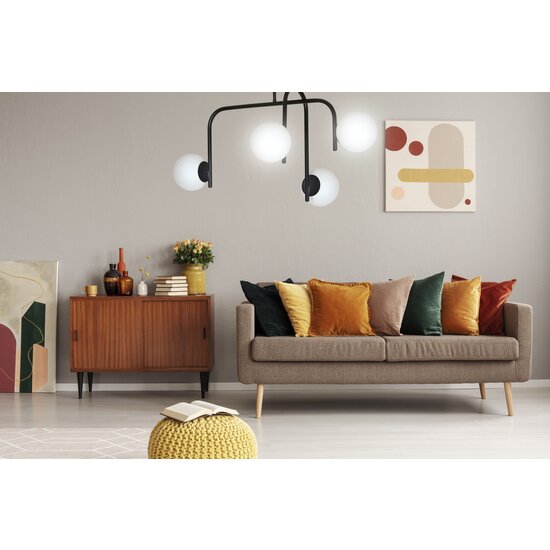 Helsingfors speciale zwarte plafondlamp met gebogen armen en 4x E14 in een witte bol