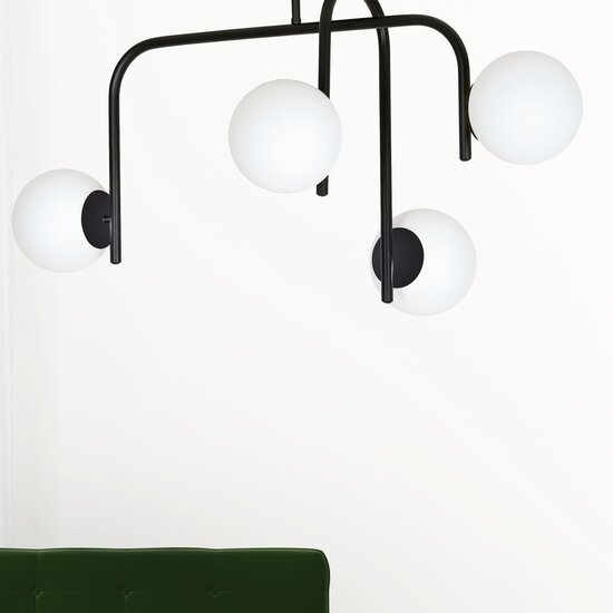 Plafonnier noir spécial Helsingfors avec bras courbés et 4x E14 dans une ampoule blanche