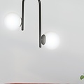 Helsingfors gebogen zwarte plafondlamp met 2 glazen witte bollen E14