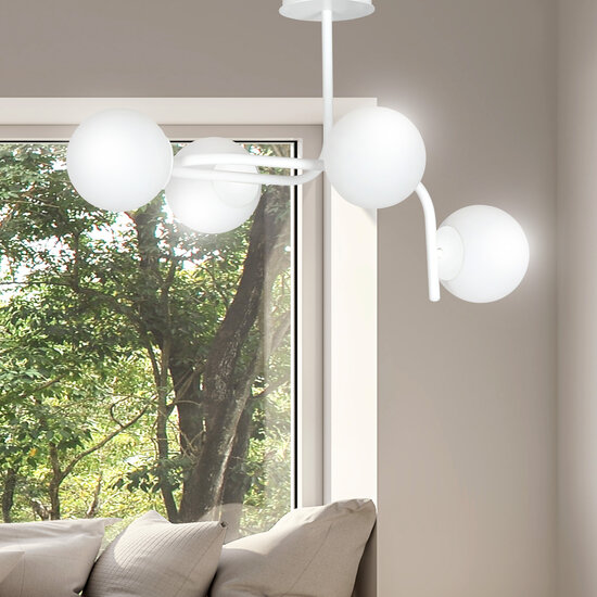 Helsinki grote witte plafondlamp met gebogen armen en 4x E14 in een witte bol