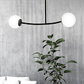 Lemvig zwarte kleine gebogen hanglamp met witte glazen bollen E14